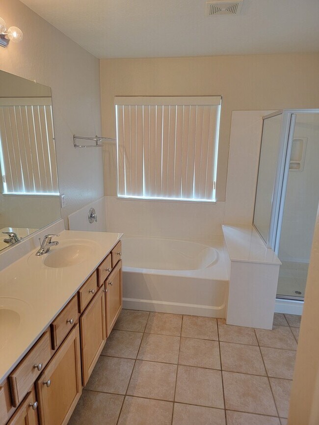 Building Photo - Spectacular 3-bedroom, 2.5 bathroom home F...