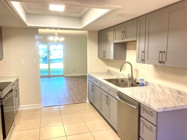 Building Photo - 2 bedroom, 2.5 bath condo in "The Islands"