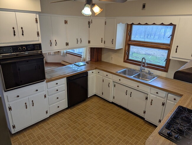 Building Photo - 9314 IL-23