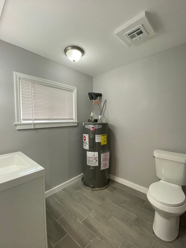 Building Photo - 2 bedroom in West Tulsa!!