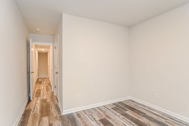 Building Photo - FIRST MONTH FREE - 3BR Townhome • Full Kitchen • Garage + Driveway