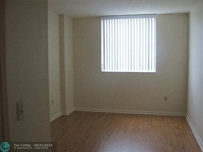 Building Photo - 3020 NE 32nd Ave