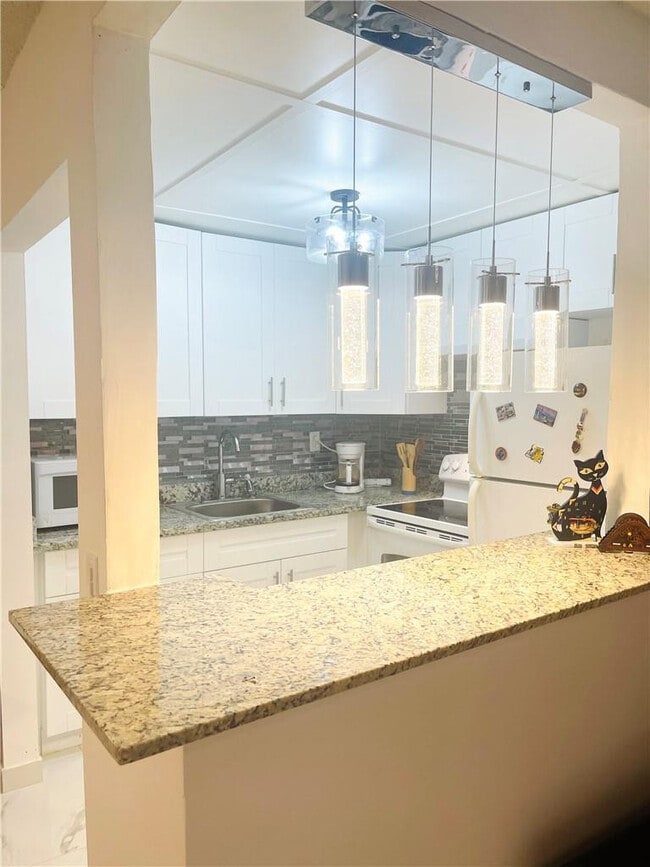 Building Photo - 446 Fanshaw K