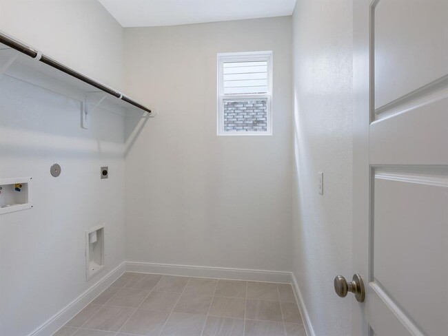 Building Photo - 7010 Lauren Oak Dr