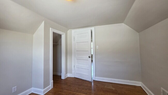 Building Photo - Refurbished 2 Bedroom Upper in Appleton