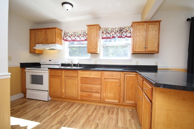 Building Photo - Northeast Pensacola 2BR/1BA Upstairs Unit ...