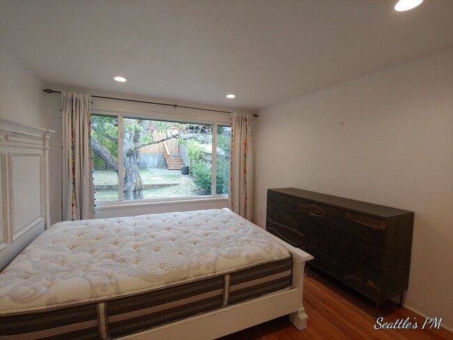 Building Photo - Beautifully Updated Magnolia House- 3 Bedr...