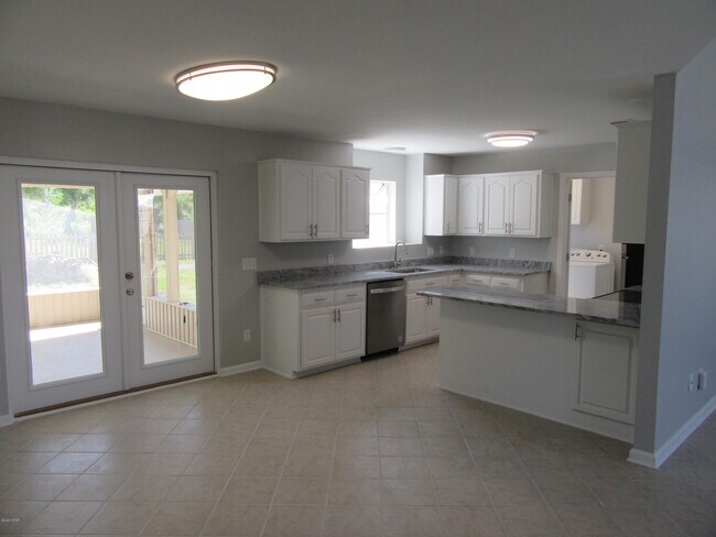 Building Photo - 801 Plantation Way