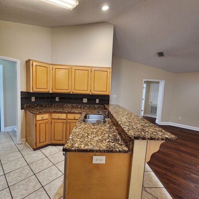 Building Photo - 3631 Club Dr