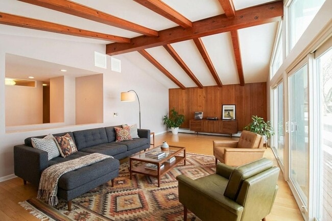 Building Photo - 71 Lake Shore Dr