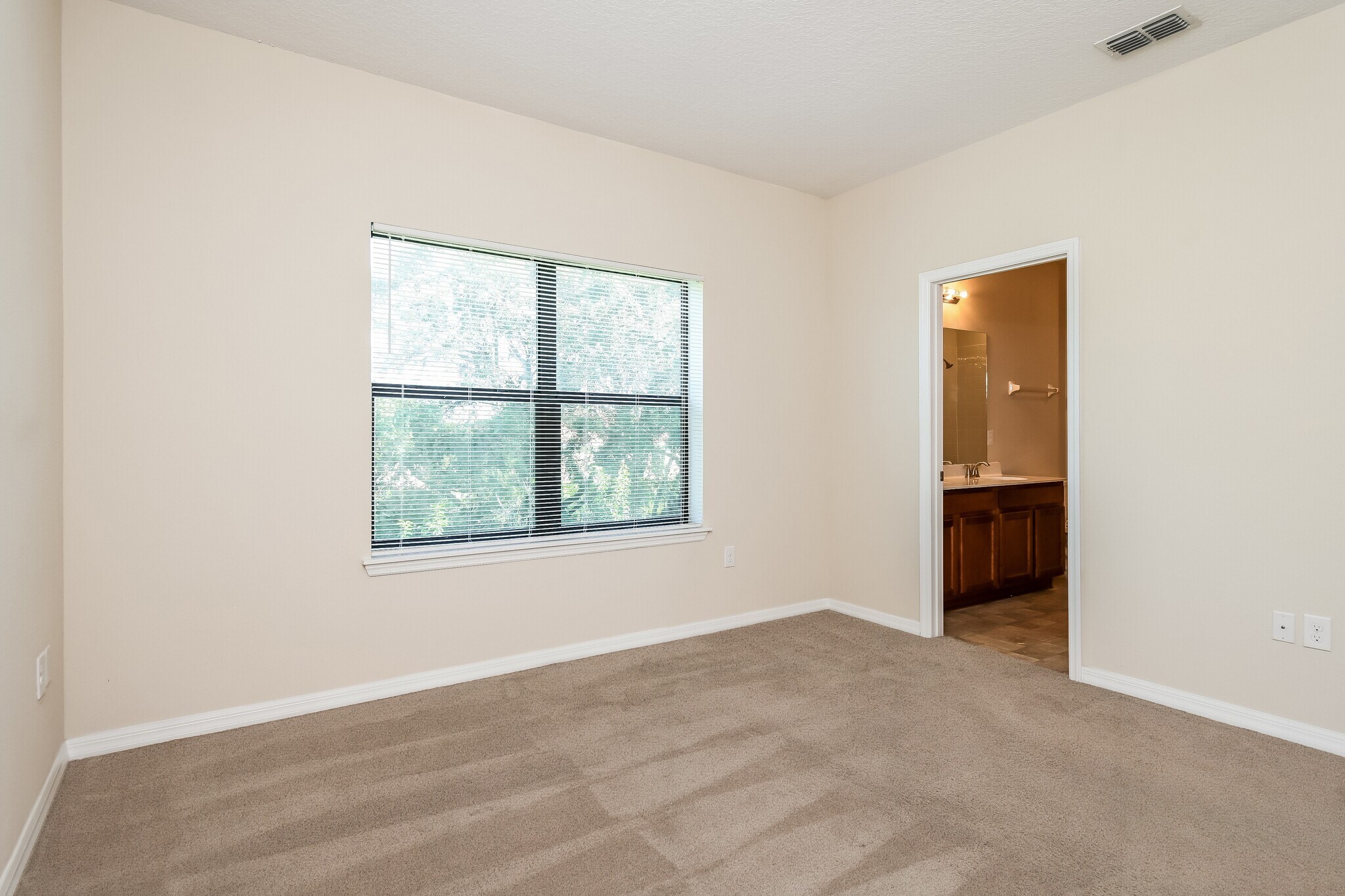 Building Photo - 1470 Pacific Rd