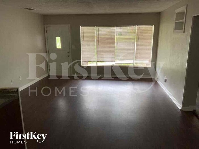 Building Photo - 3408 E Knollwood St