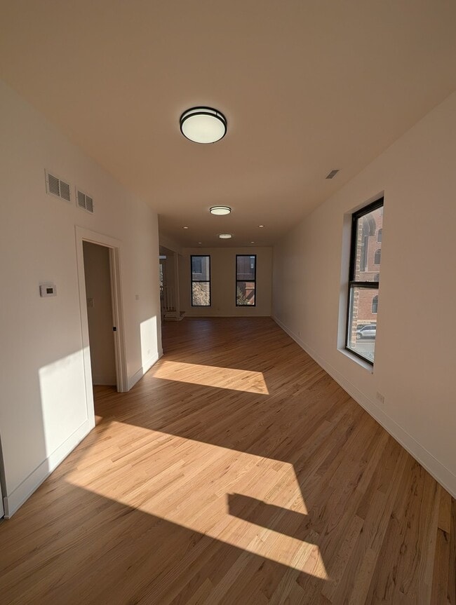 Building Photo - 916 N Noble St