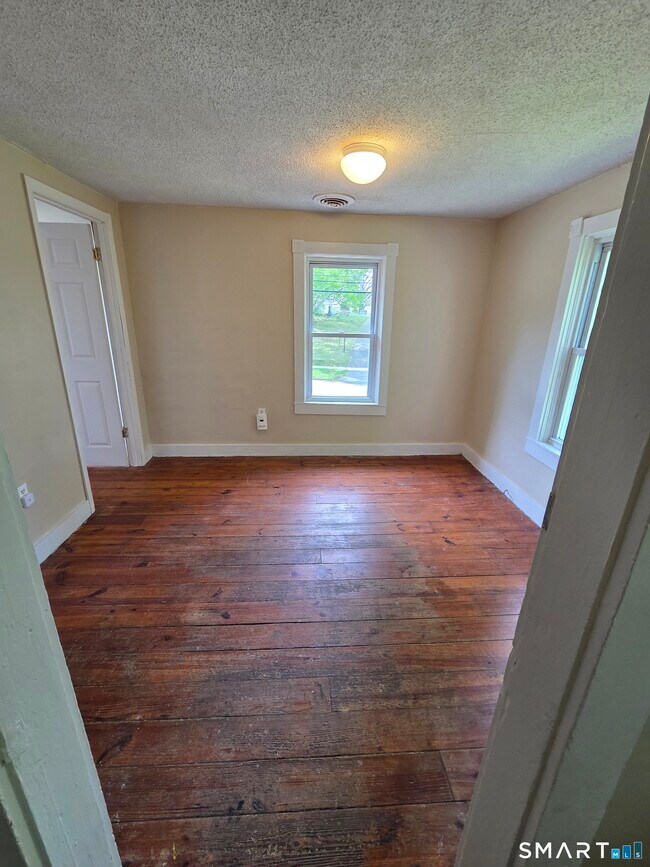 Building Photo - 22 Lakeview St