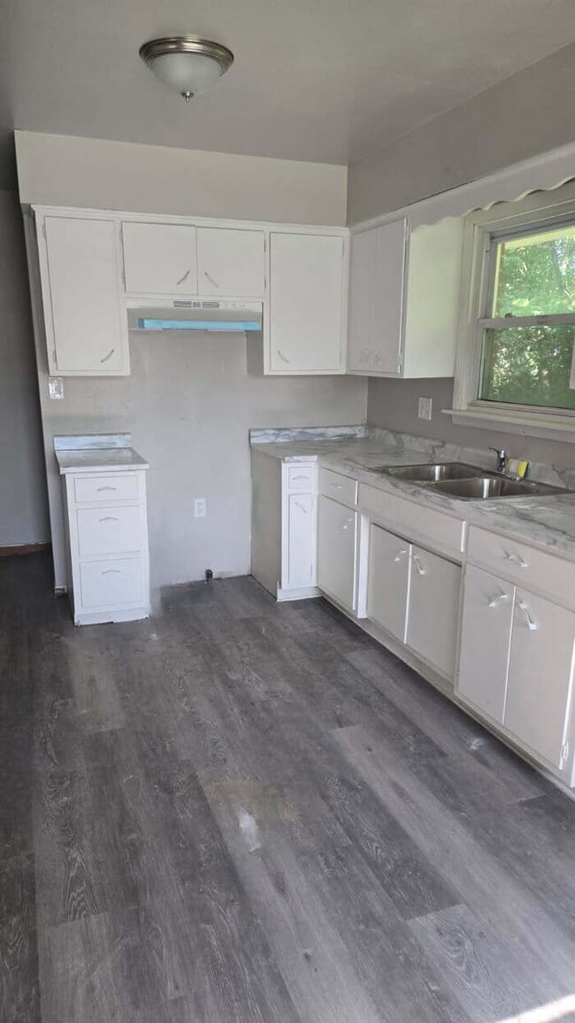 Building Photo - 50% discount on first month's rent with approved application