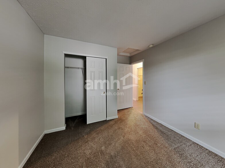 Building Photo - 1090 Meadowview Ct