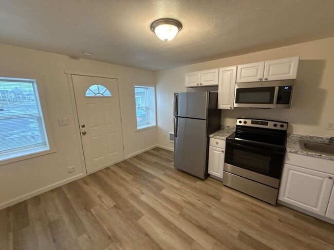 Building Photo - 3361 Portland Rd NE