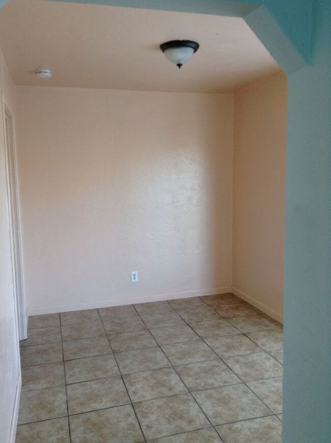 Building Photo - Cute Duplex front unit available