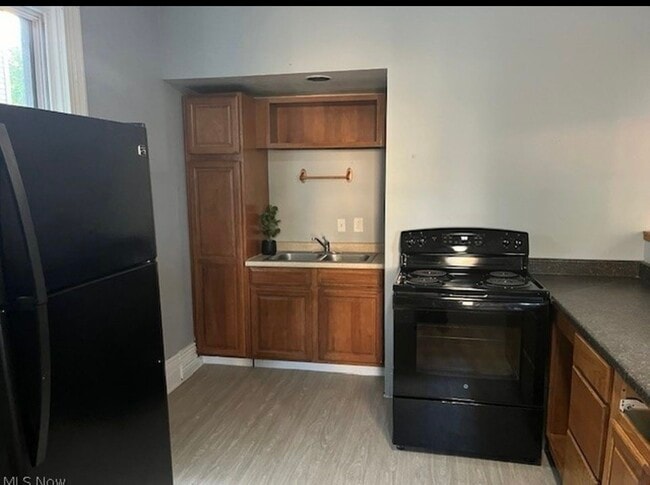 Building Photo - 866 Main St