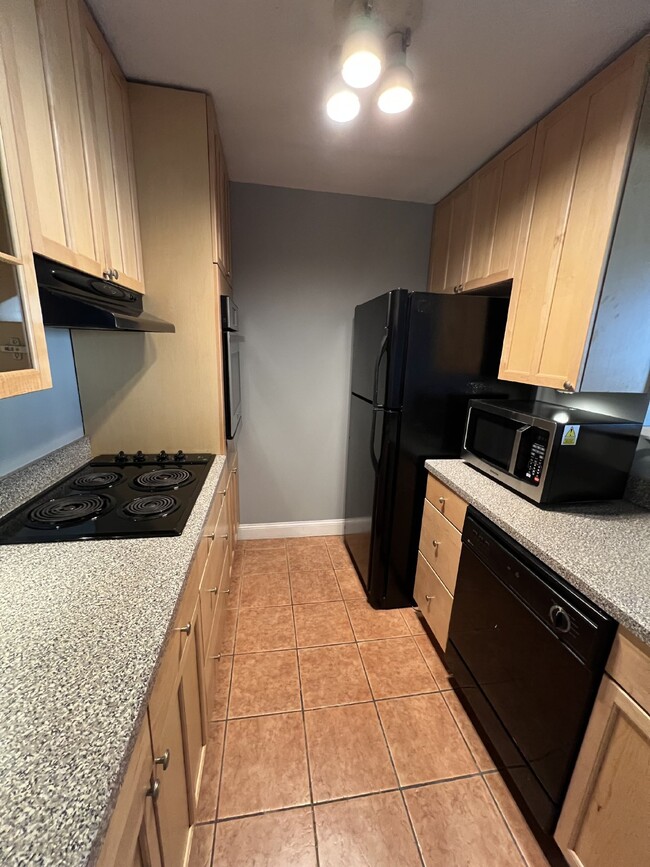 Building Photo - 1BD/1BA Charming Baltimore Condo