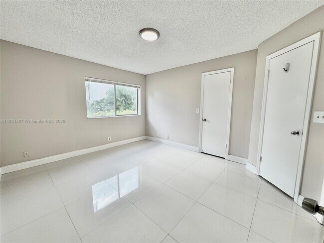 Building Photo - 3360 Pinewalk Dr N