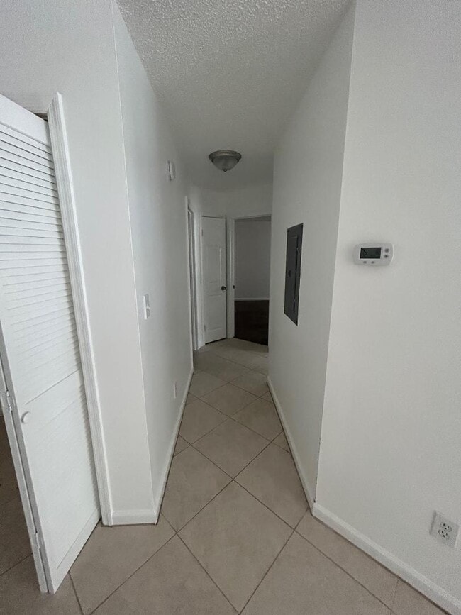Building Photo - 100 Kazmira Ct