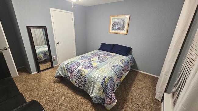 Building Photo - Fully furnished 4-bed, 2.5-bath