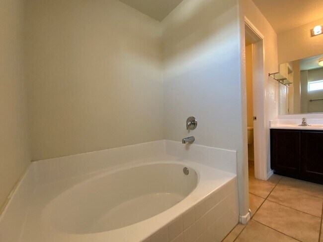 Building Photo - 4 Bedroom Home Available in Juan Tabo Hills!
