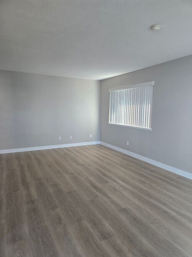 Building Photo - Beautifully Updated #4 Condo