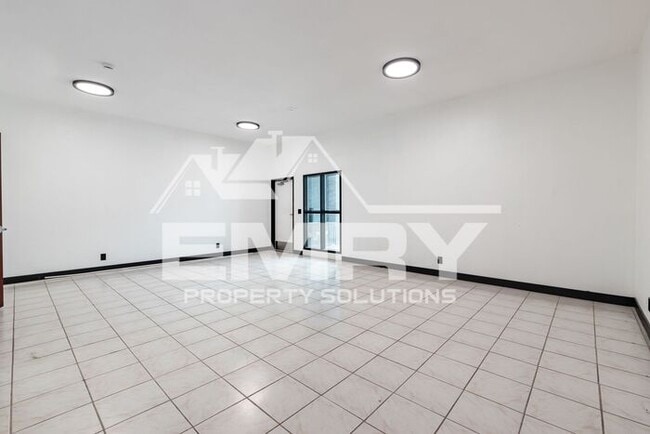 Building Photo - 942 S Gerhart Ave