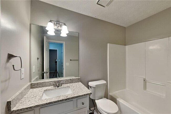 Building Photo - 628 Bluff Dr