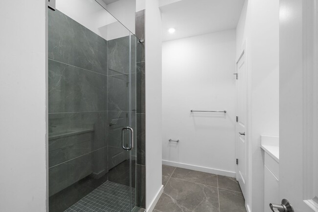 Building Photo - 4 Bed 3.5 Bath Townhomes 2176 sqft