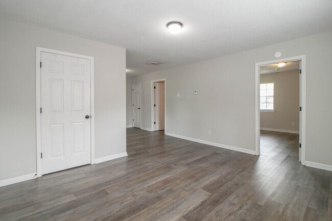 Building Photo - 404 -03 Thompsonville Lane
