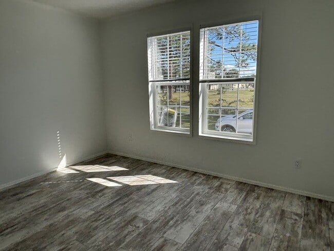 Building Photo - 812 Concord St