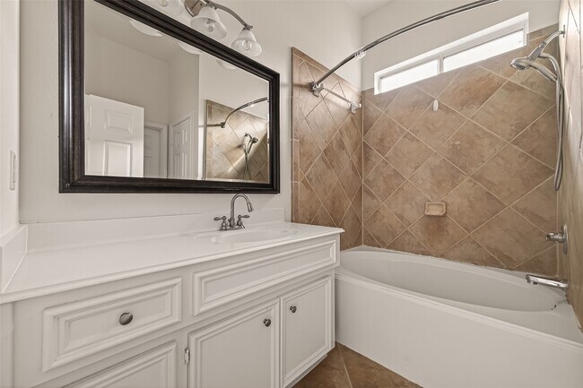 Building Photo - 14927 Tuttle Point Dr