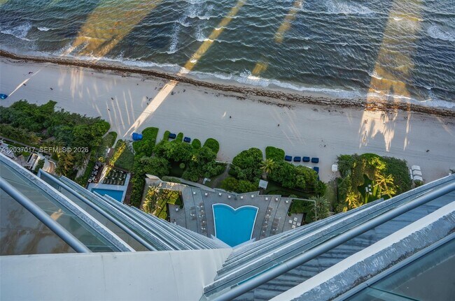 Building Photo - 17121 Collins Ave