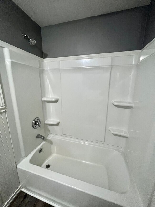 Building Photo - Newly Updated! 1 Bedroom 1 Bathroom Home -...