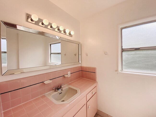 Building Photo - Delightful 3 bedroom 2½ Bathroom Single Family Home In North Hollywood Landscaped Yard