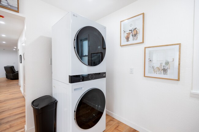 Building Photo - 600 E 8th St