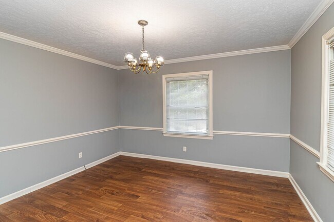 Building Photo - SPACIOUS Brick Home ~ Great location close...