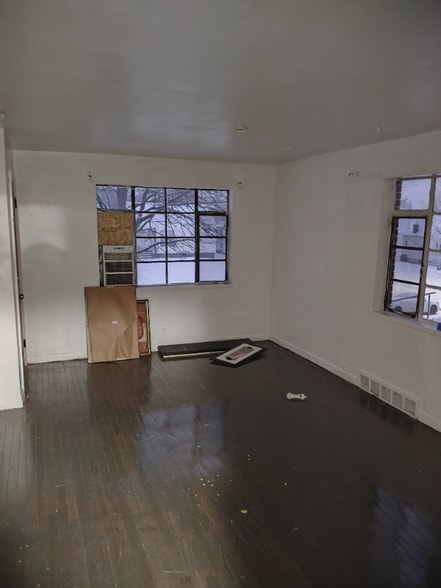 Building Photo - 216 E Bruce Ave