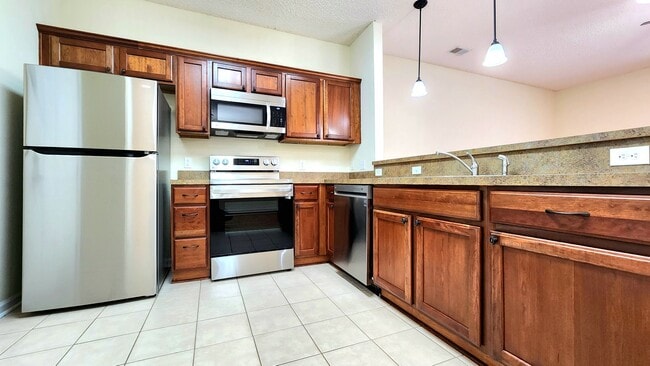 Building Photo - Like New town home centrally located to Ft. Stewart, HAAF,and Savannah