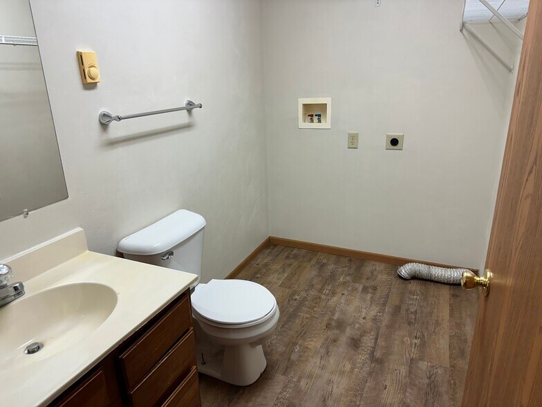 Building Photo - 1062 Lakeshore Dr