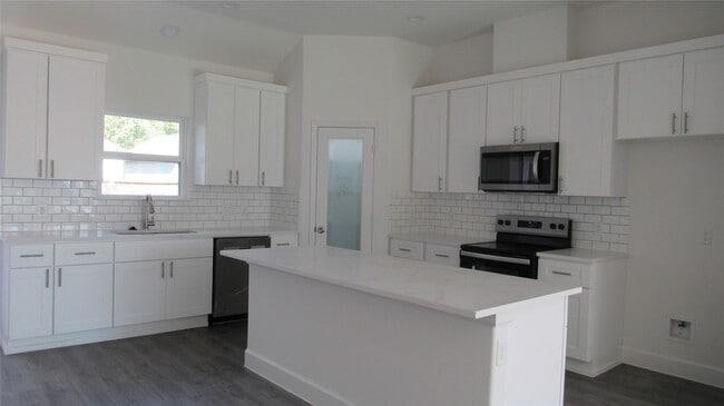 Building Photo - 401 Deep Woods Ln