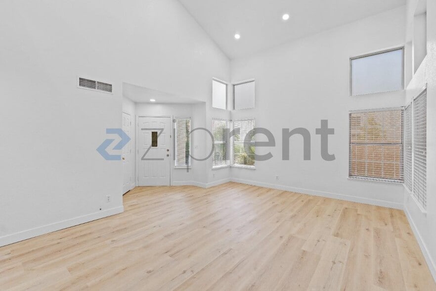 Building Photo - Unit