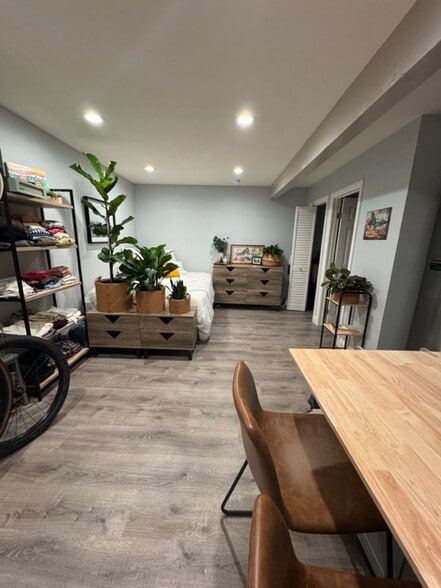 Building Photo - 1610 Corte del Rey