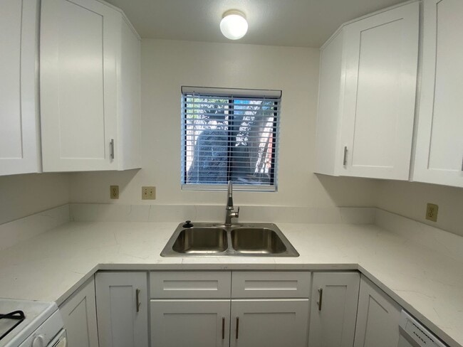 Building Photo - Remodeled 2 Bedroom Apartment - La Tierra Garden Apartements