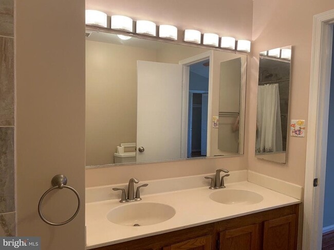 Building Photo - 14106 Rocky Valley Dr