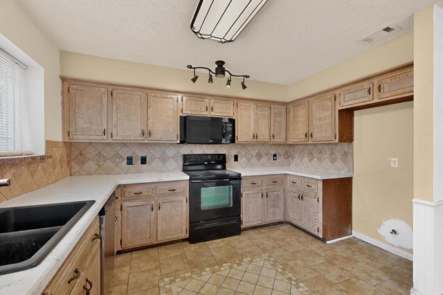 Building Photo - 2800 Hedgeway Dr