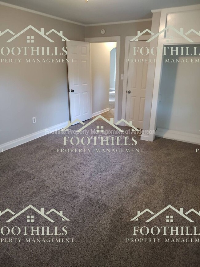 Building Photo - 1302 Robbins Dr